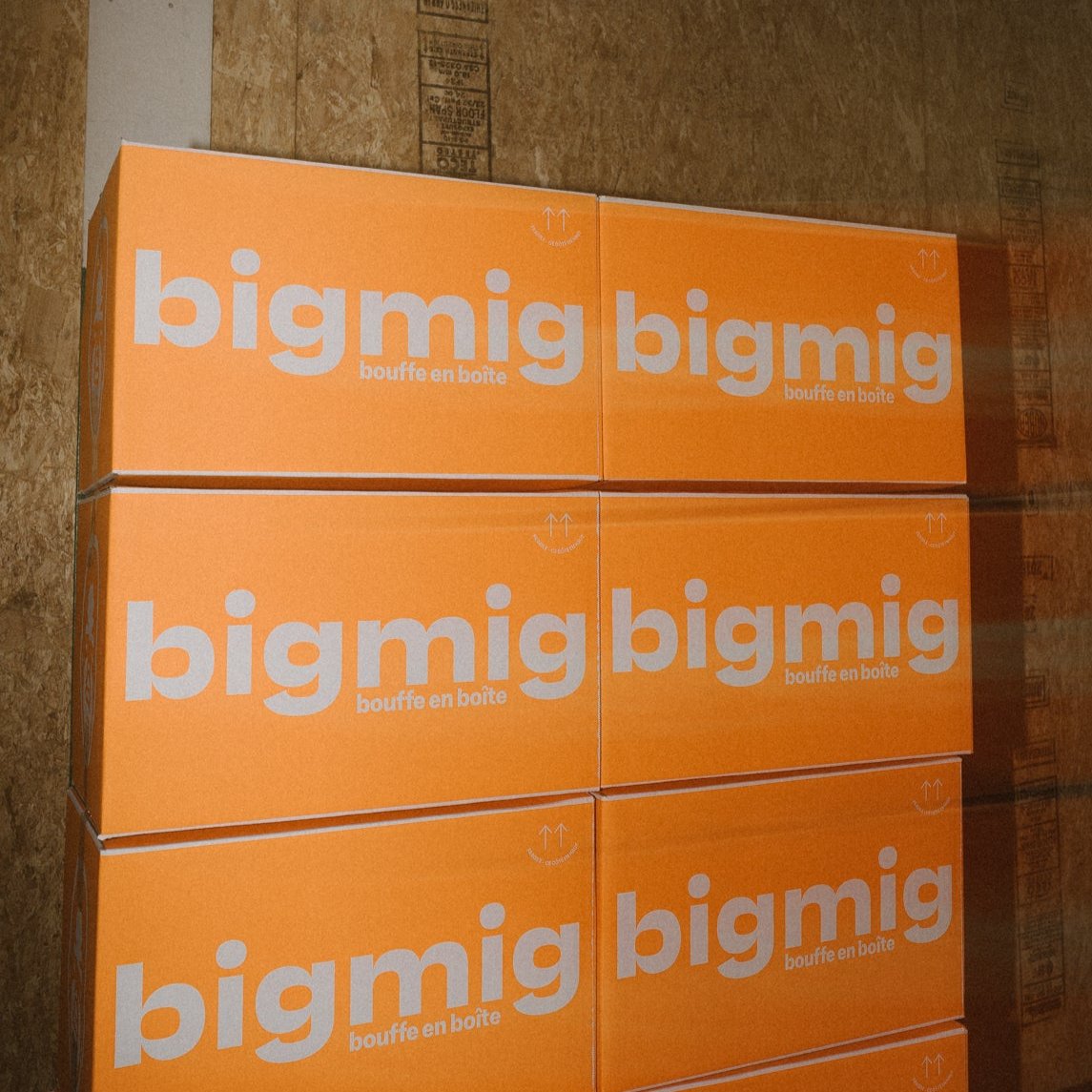 Photo de notre boîte emblématique Big Mig Bouffe en Boîte : un design orange fluo audacieux avec une écriture moderne et élégante, impossible à manquer.