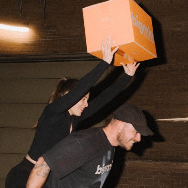 Athlètes qui court pour te livrer une boîte de bouffe en boîte big mig - repas préparé sur mesure au gramme prêt à saint-jean-sur-richelieu, québec