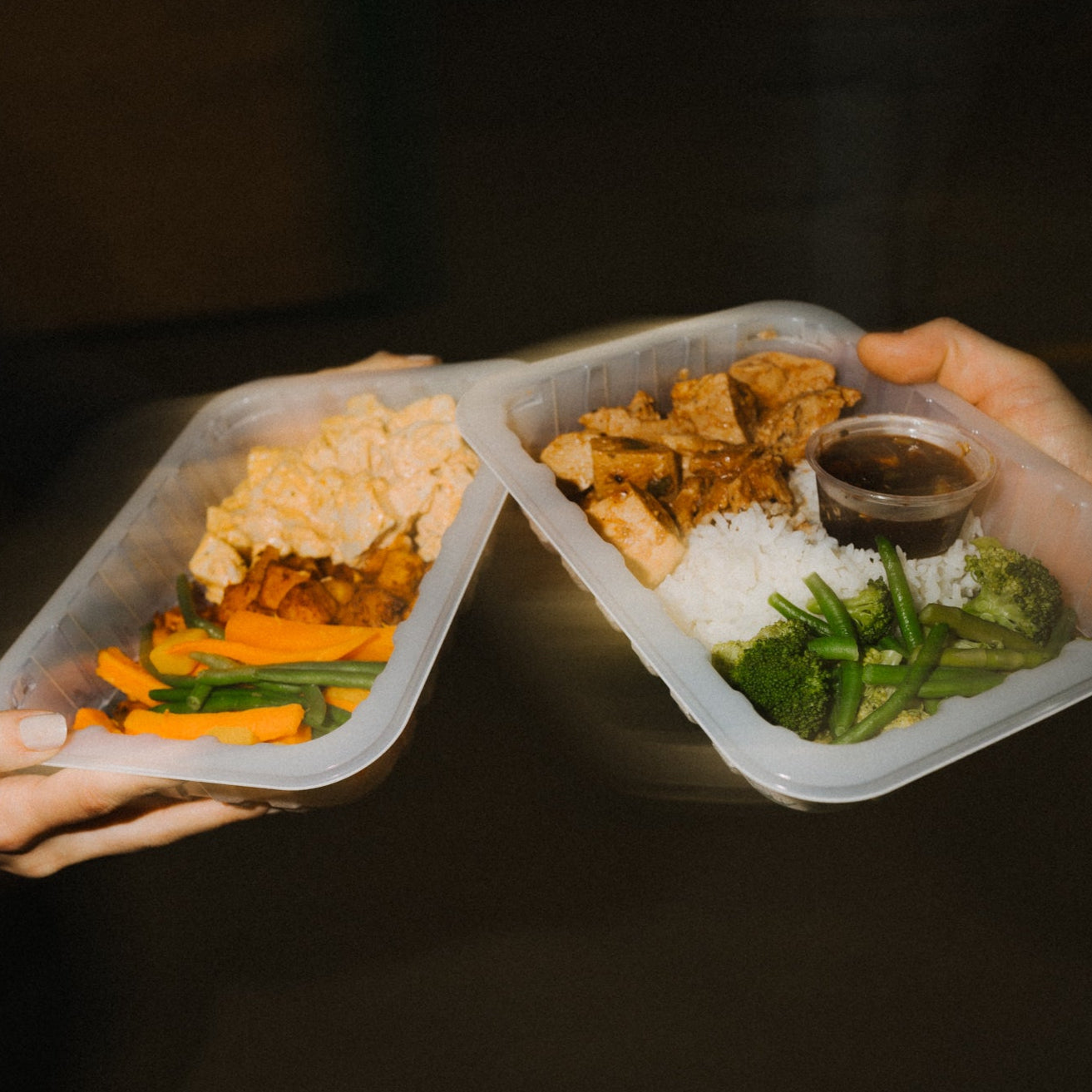 Plat prêt à manger de Big Mig : poulet grillé accompagné de légumes frais et de riz basmati, équilibré et savoureux, pour un repas sain en un clic.