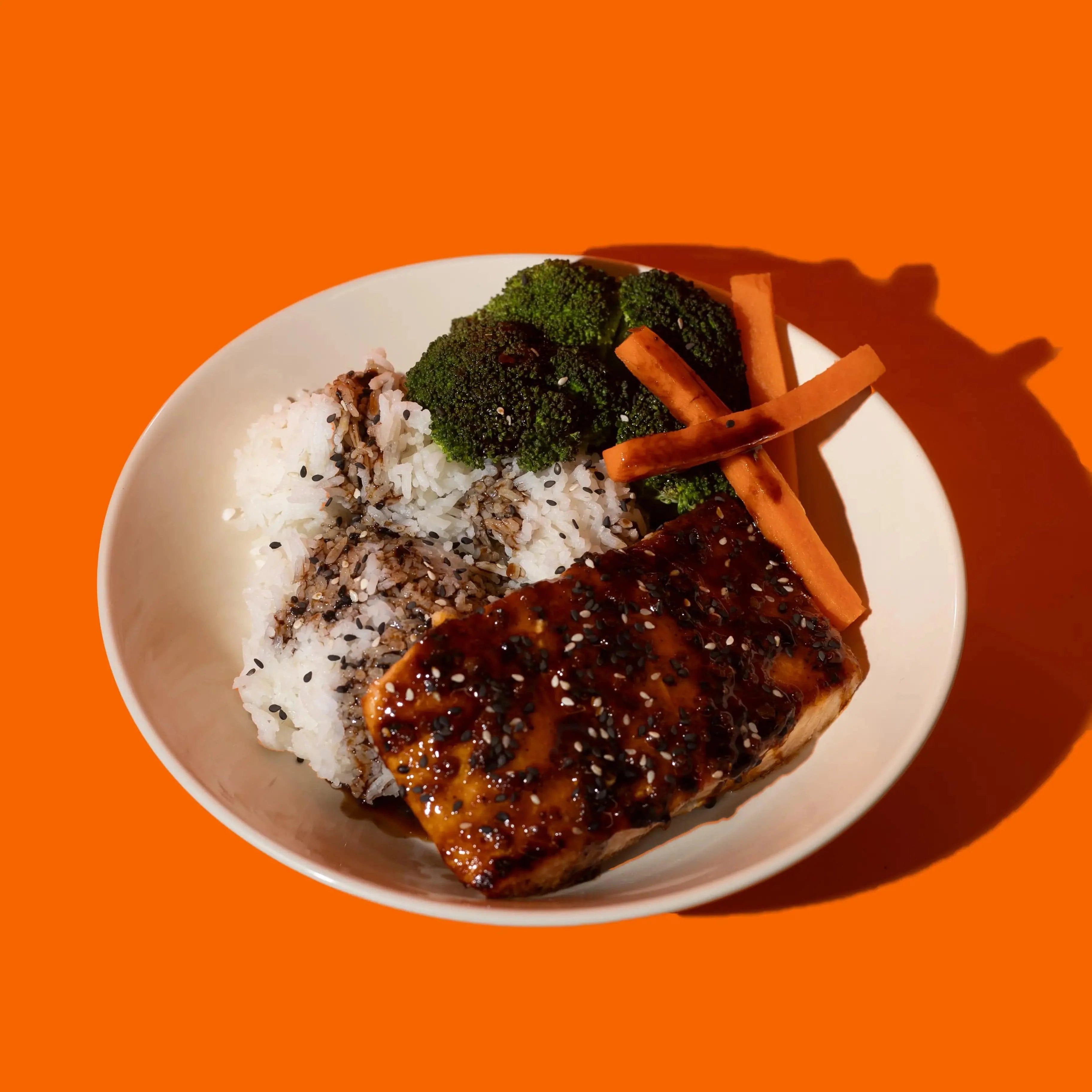 Repas prêt-à-manger Big Mig : saumon à la coréenne mariné dans une sauce sucrée-salée, parfait pour un repas gourmand et équilibré.