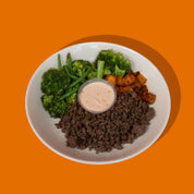 Bol protéiné au cheval assaisonné façon Alabama, servi avec patates douces rôties, brocoli vapeur, haricots verts et sauce maison – repas santé prêt-à-manger livré à Laval, Terrebonne, Boucherville, et partout autour de Montréal – idéal pour les foodies actifs à la recherche de variété et de saveur