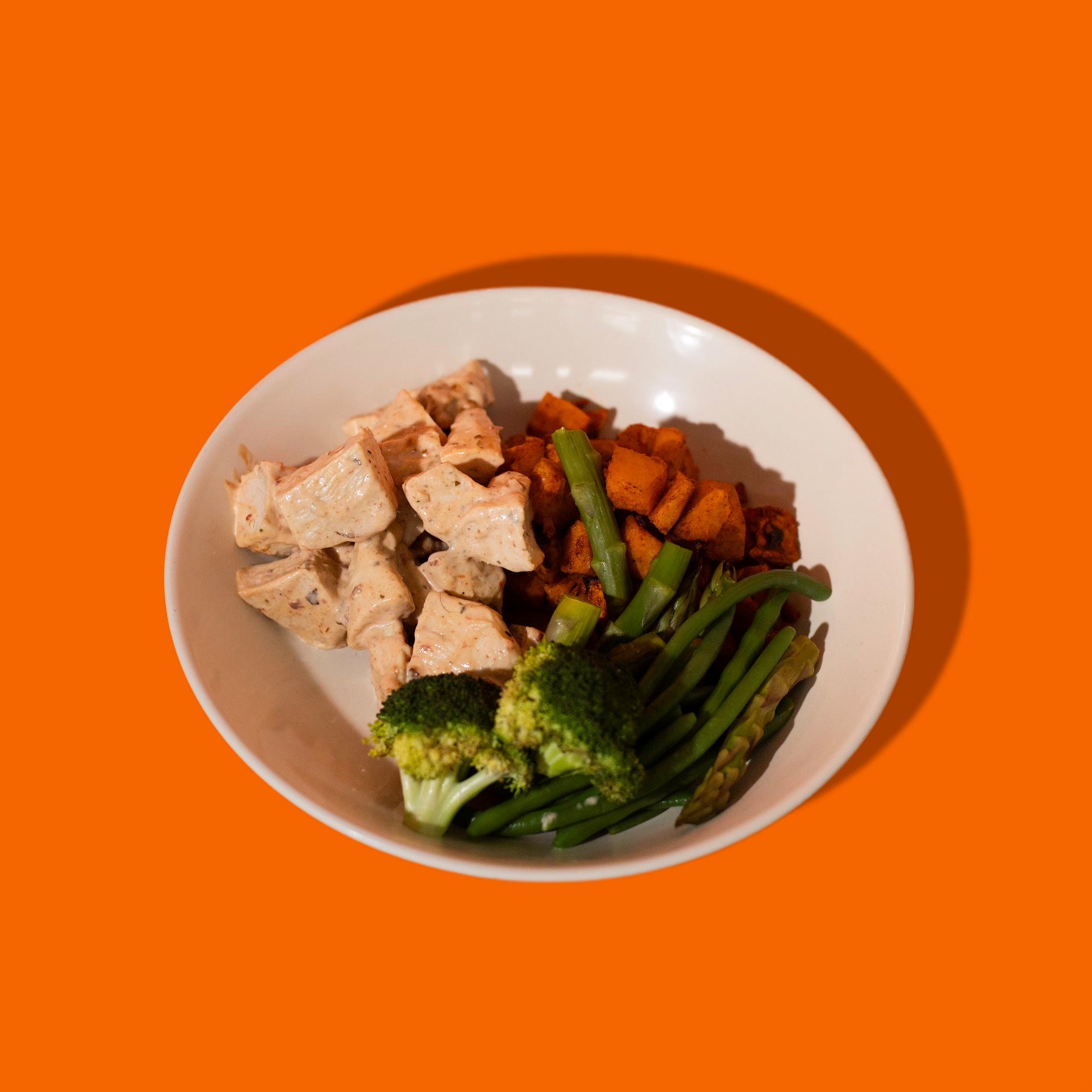 Cubes de poulet grillés au chipotle avec tranches croustillantes, une option rapide et relevée signée Big Mig.