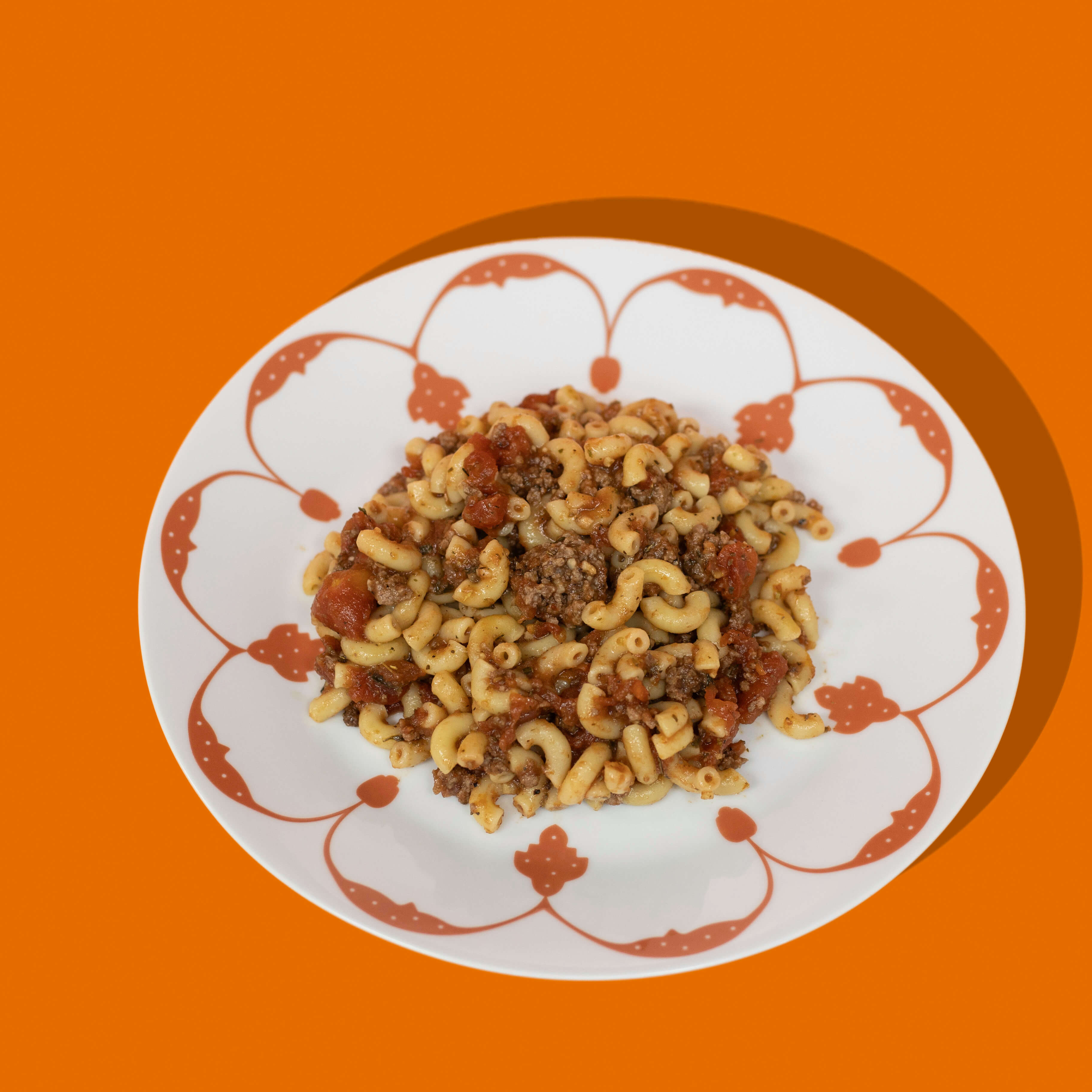 Bon repas de macaronis au boeuf en repas prêt à cuire, recette classique de ta grand mère.