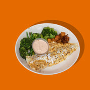 La Morue Alabama de BigMig présentée dans une assiette blanche, accompagnée de riz parfumé et de légumes colorés, illustrant un repas équilibré, frais et savoureux. 