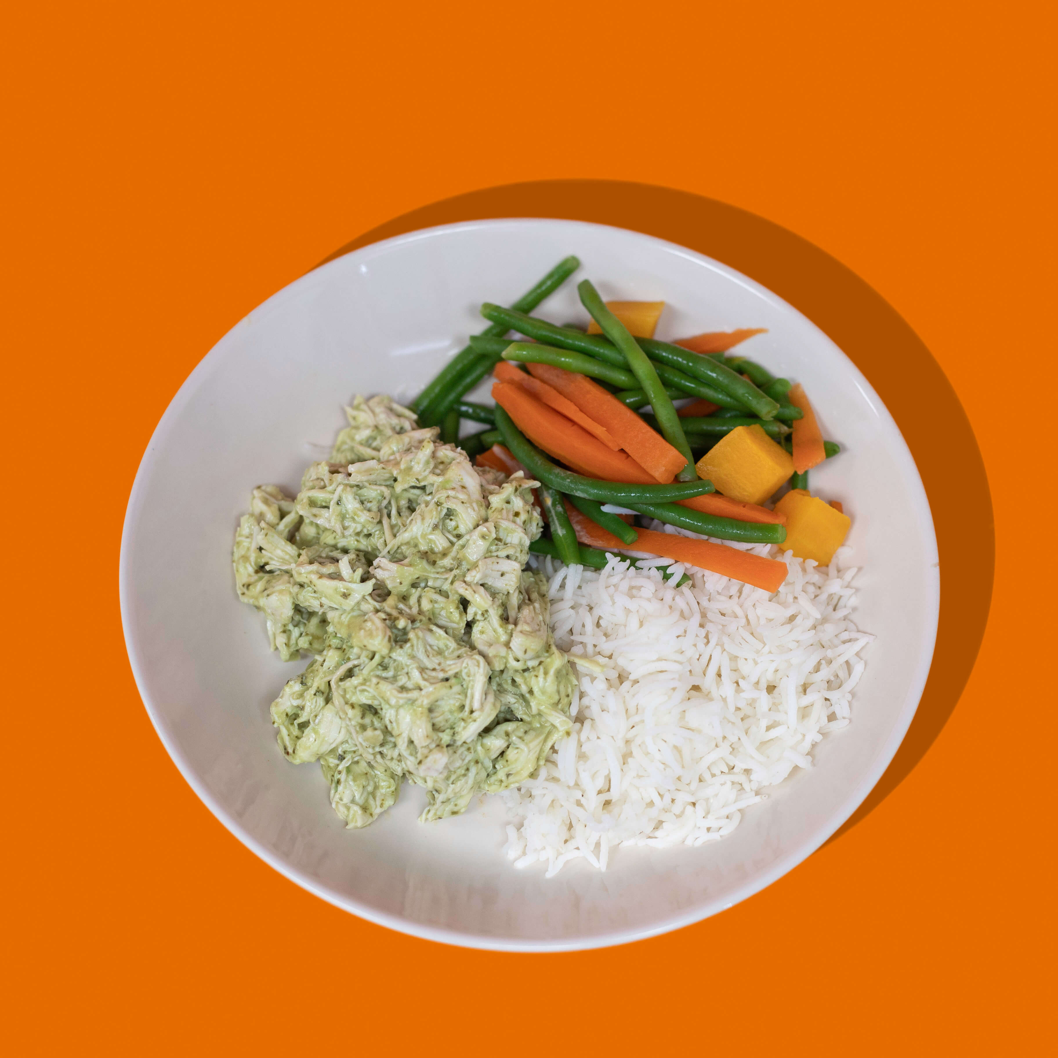 Poulet effiloché au pesto servi avec riz basmati et légumes vapeur – repas santé prêt-à-manger livré à Montréal, Laval, Saint-Jean-sur-Richelieu et sur la Rive-Sud – idéal pour une alimentation équilibrée et pratique