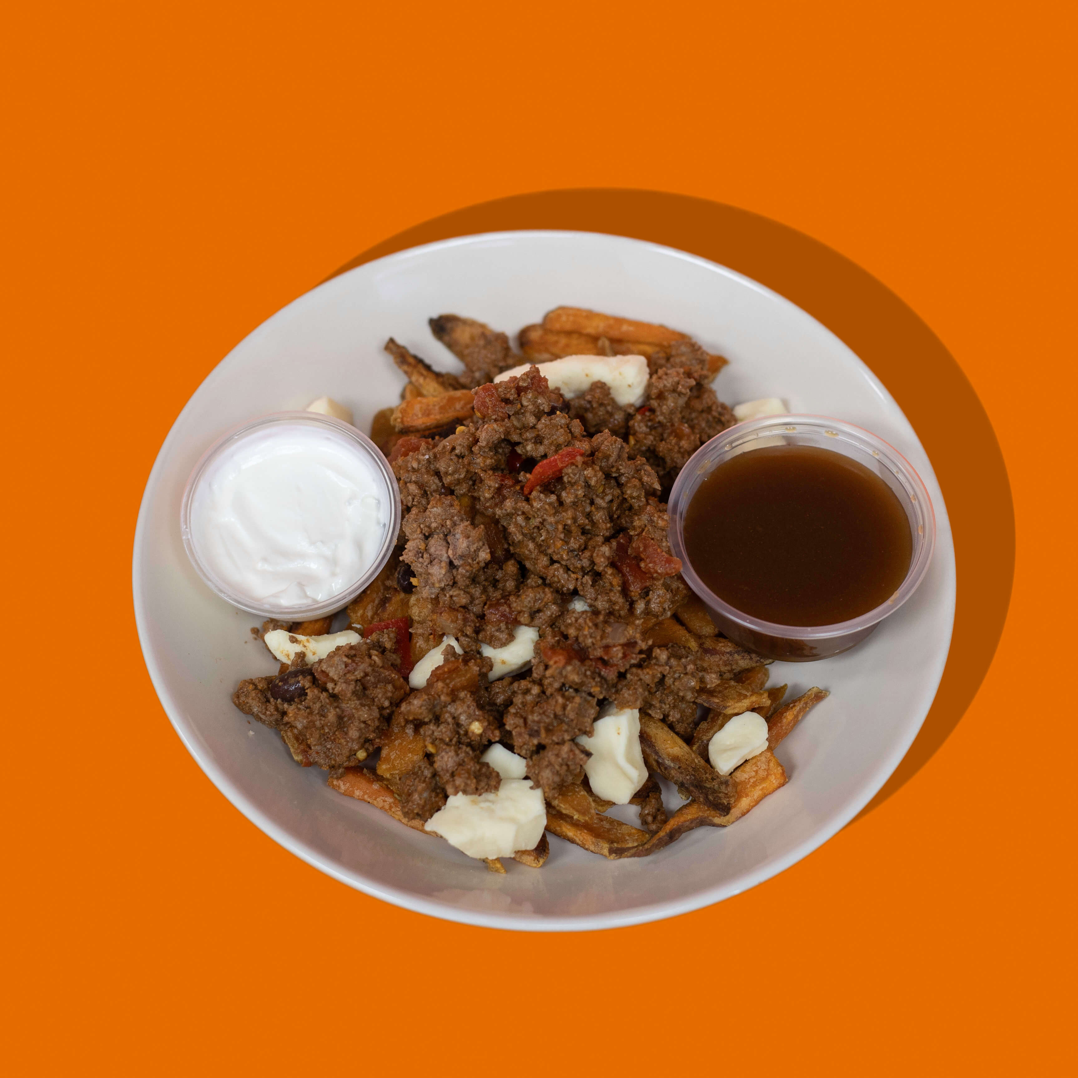 Repas prêt-à-manger Big Mig – Poutine au chili de bœuf riche en protéines, savoureuse et gourmande, parfaite pour un repas réconfortant et nourrissant.
