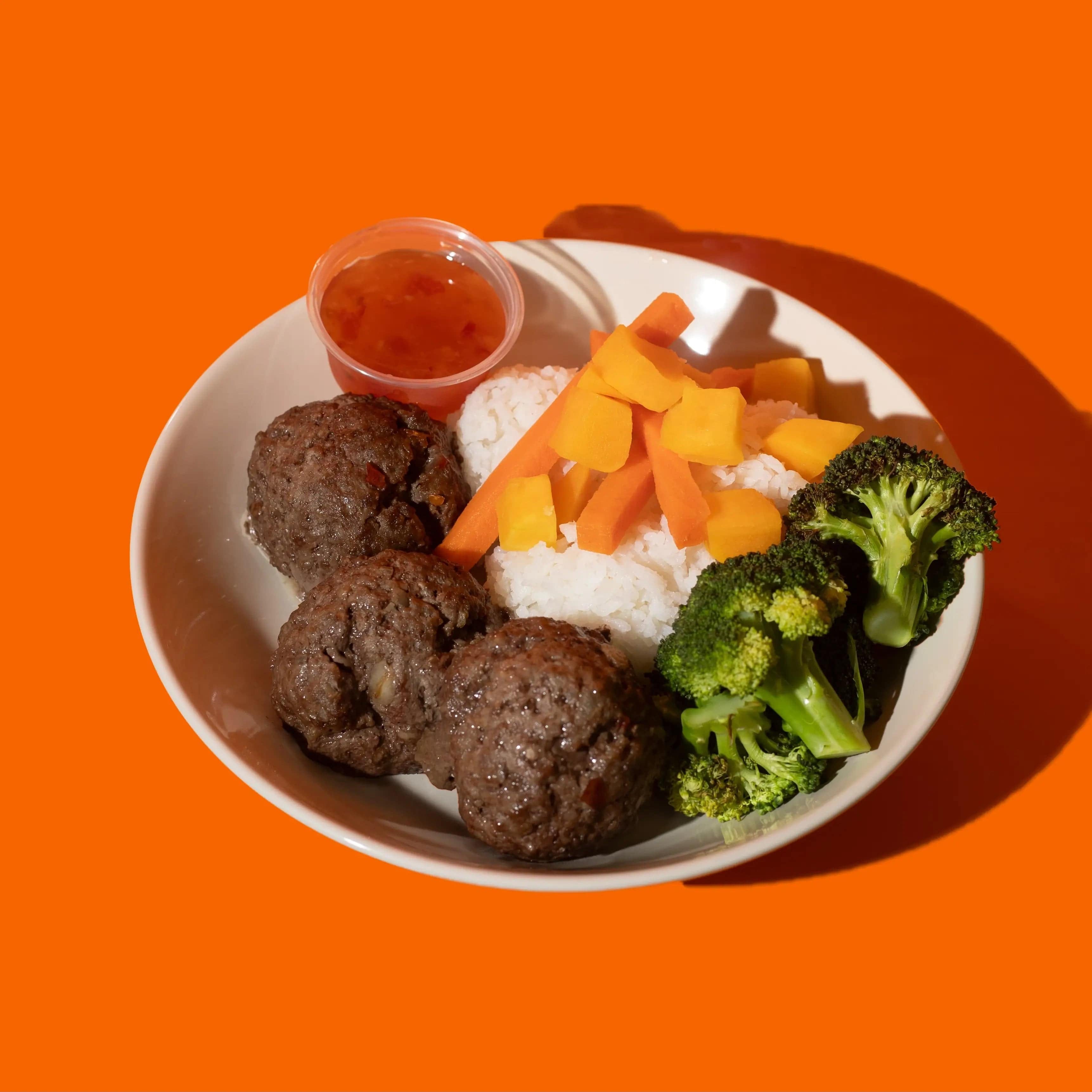 Boulettes de bœuf à la thaïlandaise avec macros calculées, Big Mig pèse les portions pour s'adapter à votre régime alimentaire.