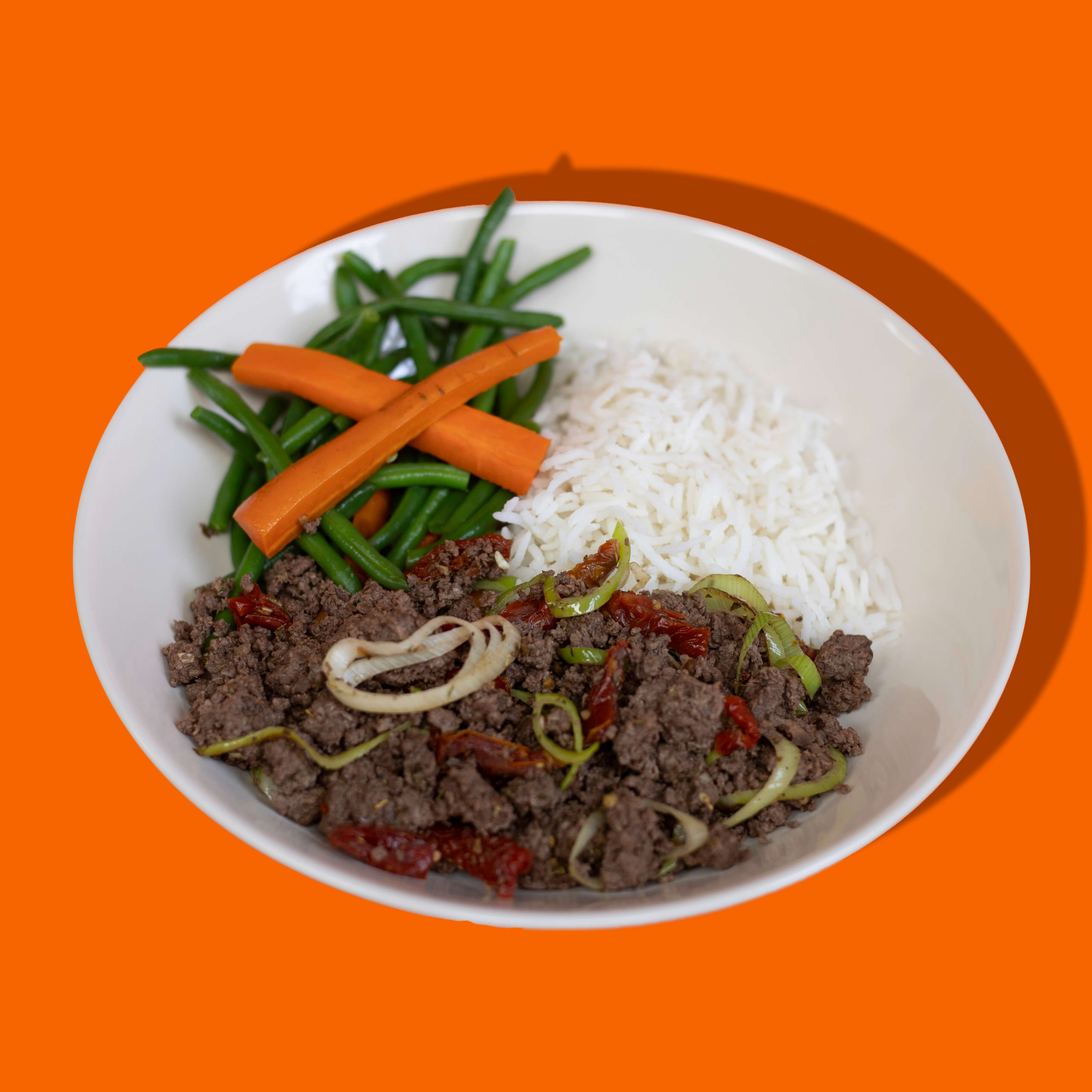 Repas prêt-à-manger Big Mig : steak de cheval tendre avec poireaux et tomates mijotés, une option riche en saveurs pour un repas nutritif.