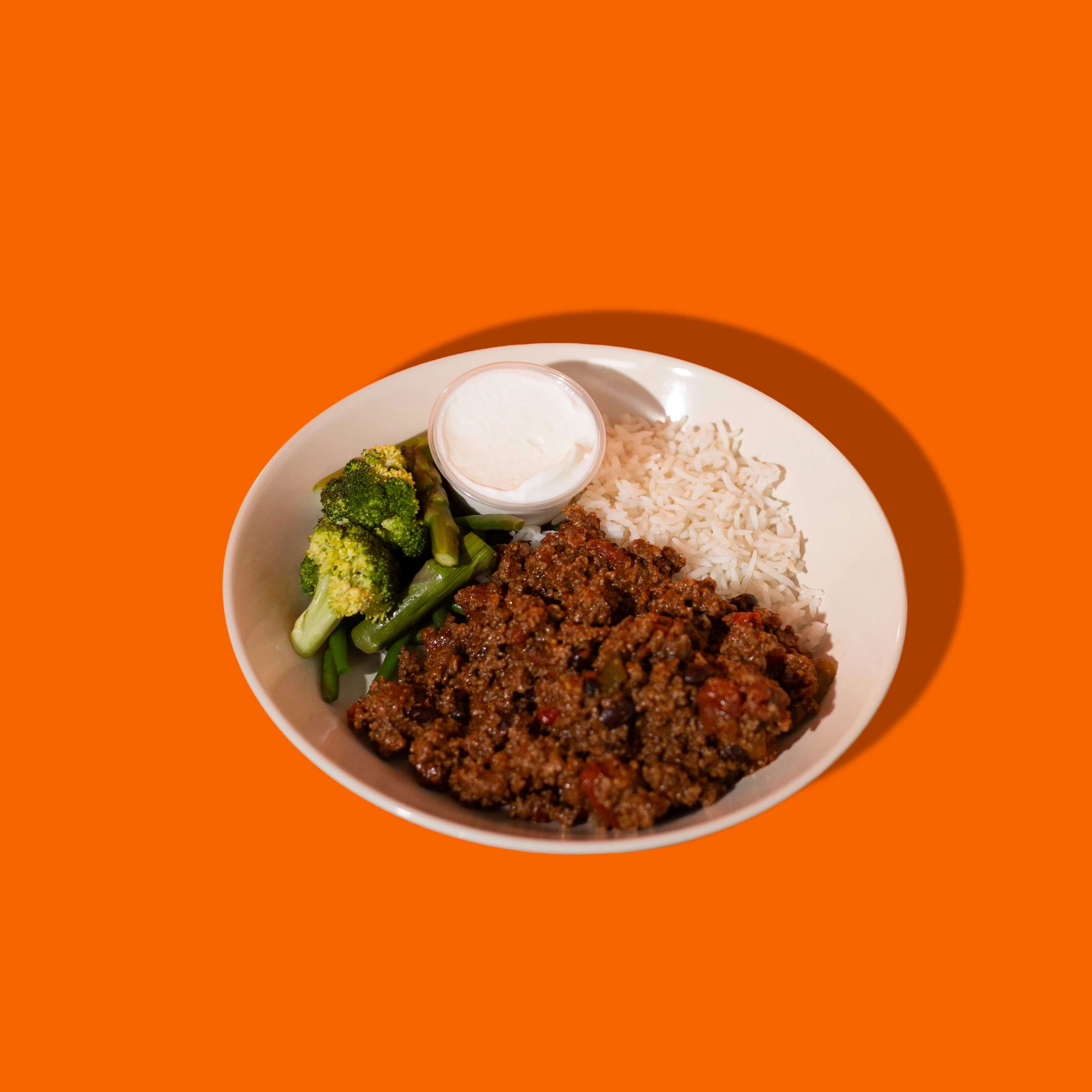 Chili au bœuf :
Repas prêt-à-manger Big Mig – Chili au bœuf maison, riche en protéines et en fibres, idéal pour une énergie durable et un mode de vie actif.