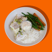 Repas prêt-à-manger personnalisé Big Mig : filet de morue frais accompagné de légumes grillés et riz parfumé.