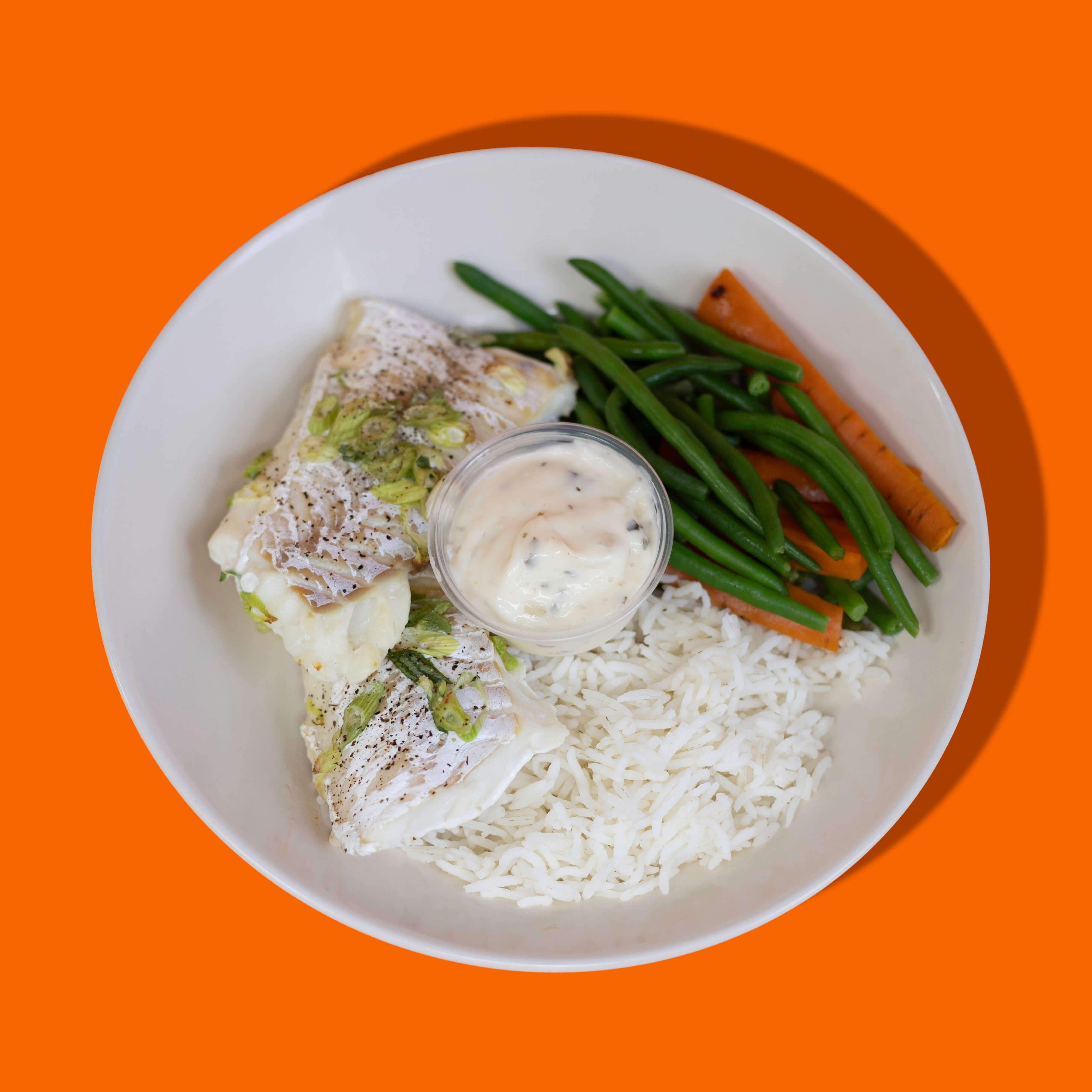 Repas prêt-à-manger personnalisé Big Mig : filet de morue frais accompagné de légumes grillés et riz parfumé.