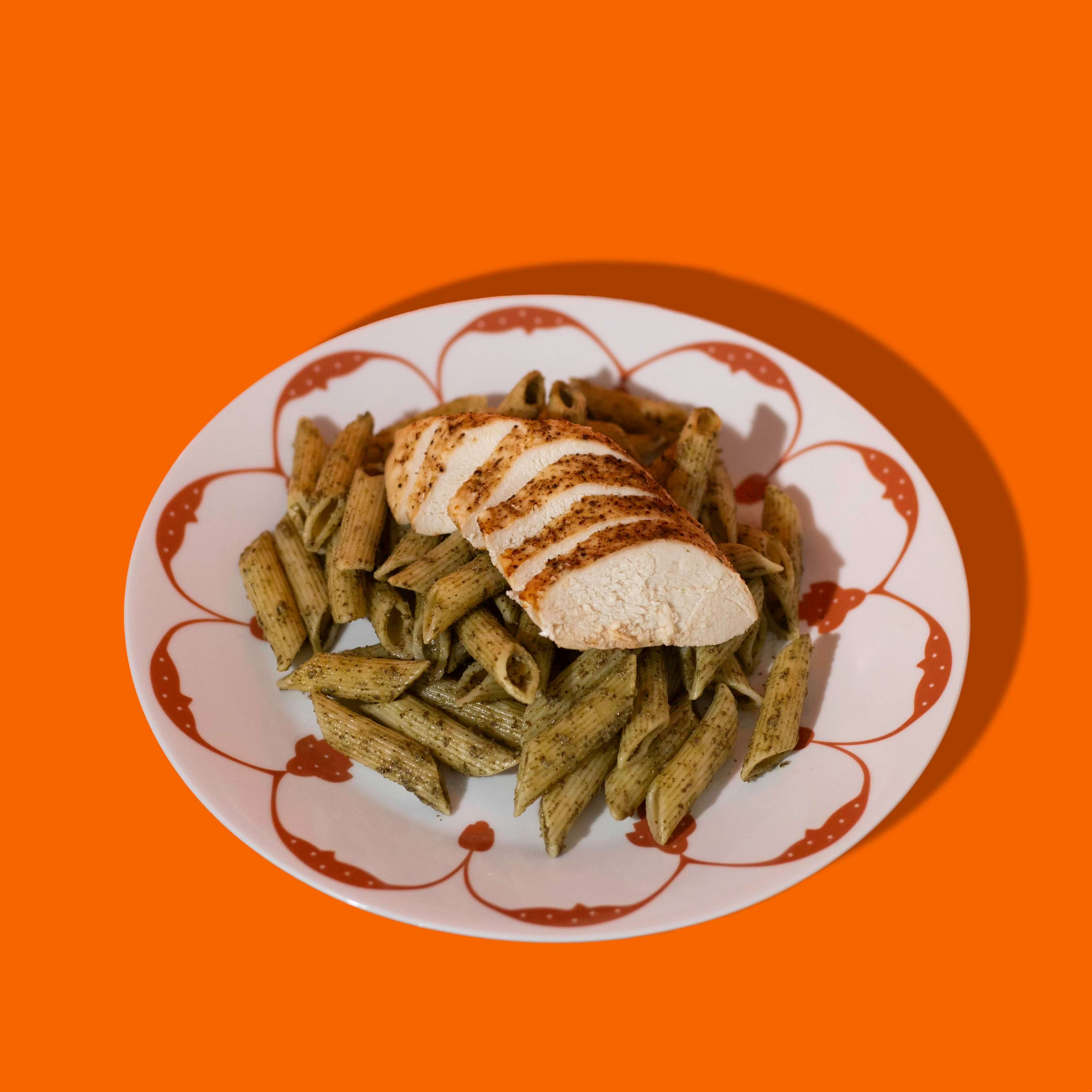 Repas prêt-à-manger Big Mig : penne au pesto maison avec poulet grillé et parmesan, idéal pour un repas rapide et équilibré au Québec.