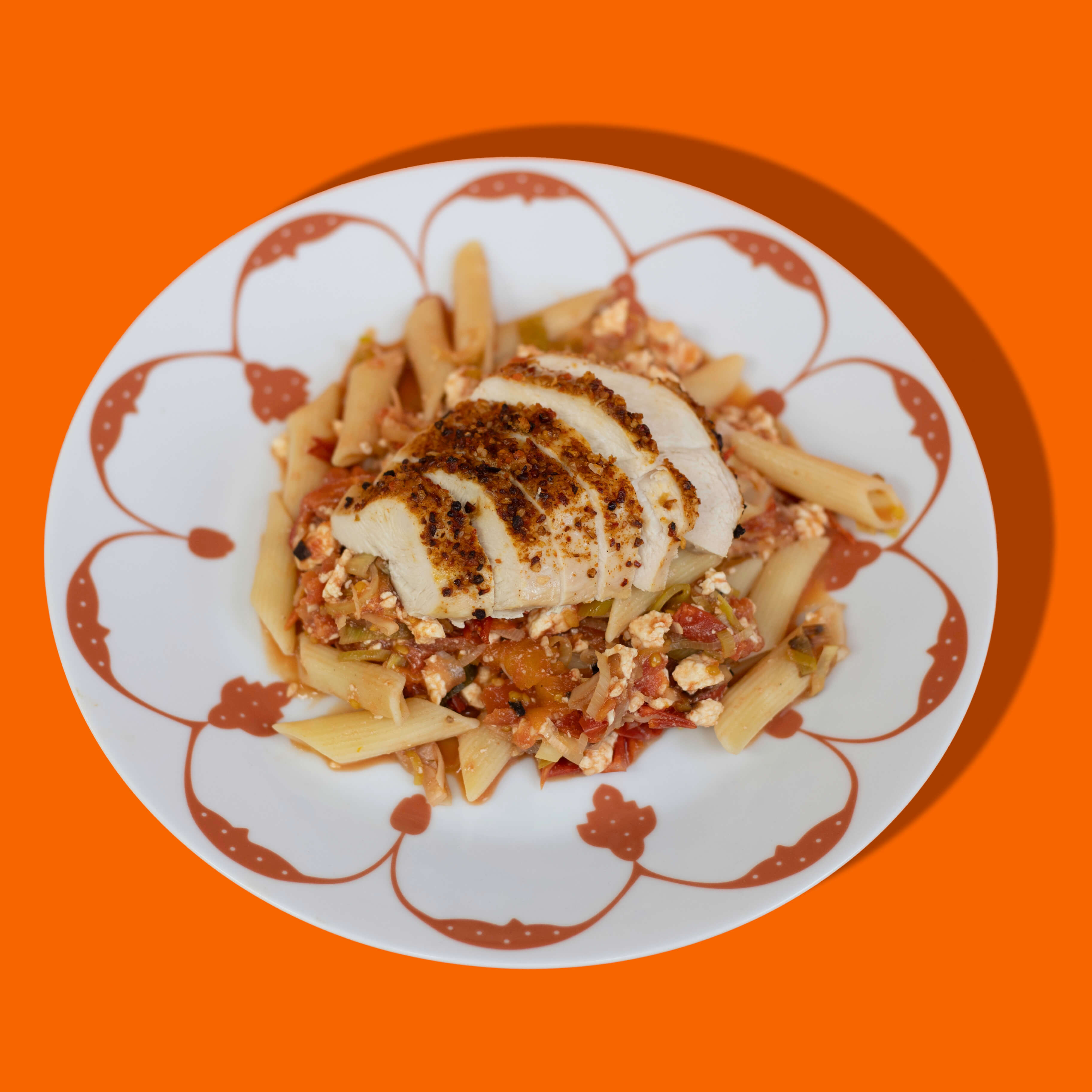 Penne au poulet, poireaux, tomates et feta Big Mig, repas prêt-à-manger livré au Québec.