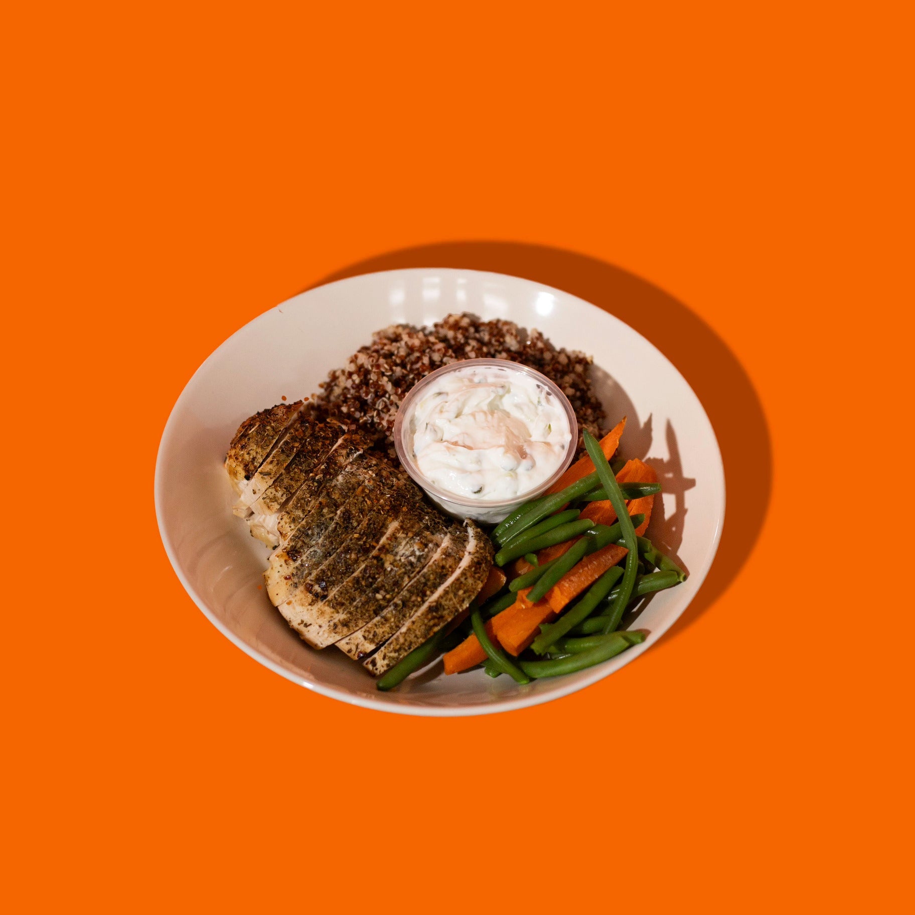 Big Mig présente sa poitrine de poulet à la grecque marinée aux herbes méditerranéennes, une option prête-à-manger savoureuse et saine.