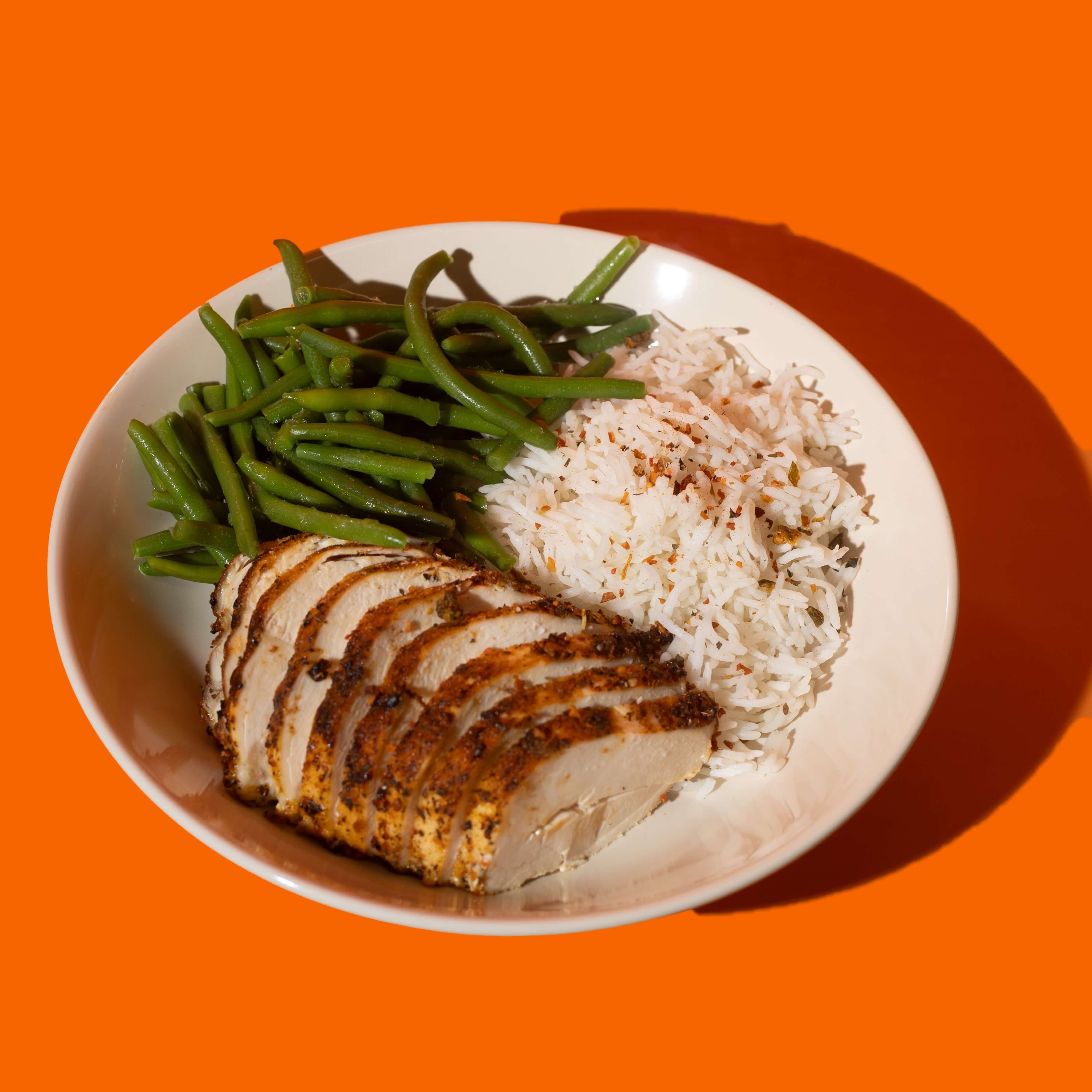 Poitrine de poulet aux poivrons rôtis et à l'ail Big Mig, repas prêt-à-manger protéiné.