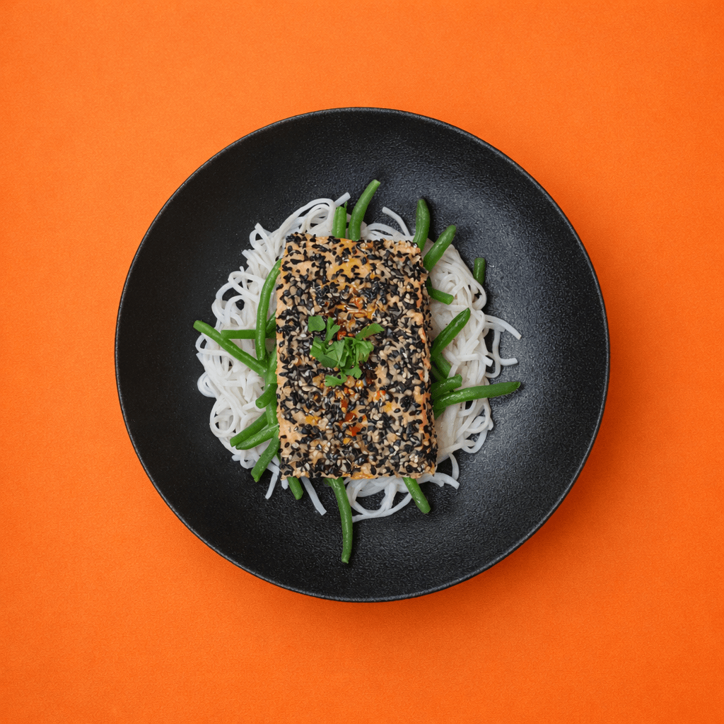 Repas prêt à manger saumon croûte aux deux sésames avec nouilles de riz et légumes verts frais jamais congelés